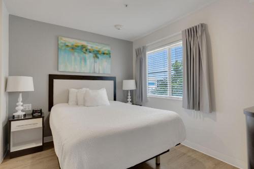 Far North Central Apartment | Simplicity At The Rim 1203 I Spacious 1 Bed 1 Bth