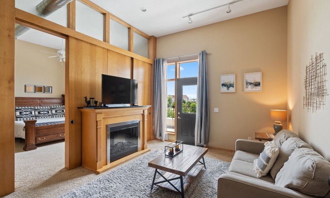 West Des Moines Apartment | Stylish Simplicity Loft with Large Balcony & Pet Friendly