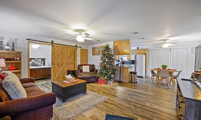 Hochatown Cabin | Enjoy a Tranquil Retreat with Spa and Lake Views