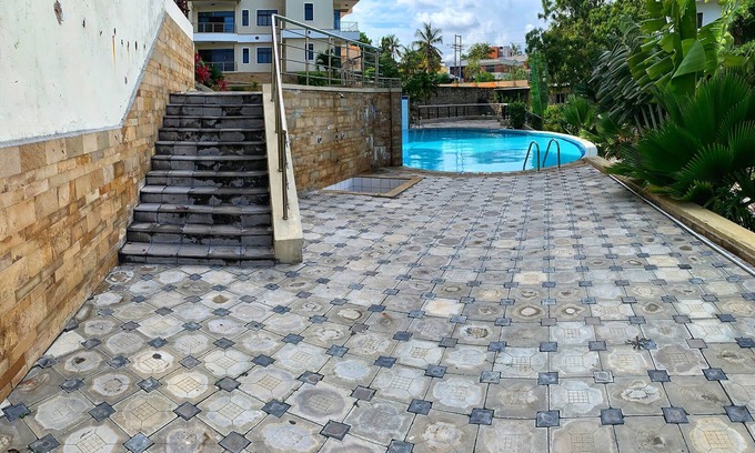 Ras Makamaiwe Apartment | Inviting Ocean View at C52: Pool and Pet-Friendly Retreat
