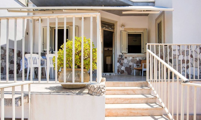Scoglitti Villa | Cozy Villa in Scoglitti Steps from the Beach with Breakfast