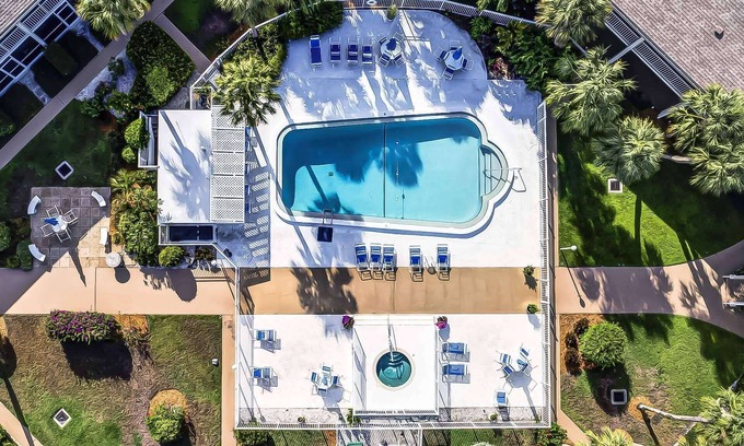 Saint Armands Key Condo | Updated Corner Unit Near Lido Beach with Spa & Wifi