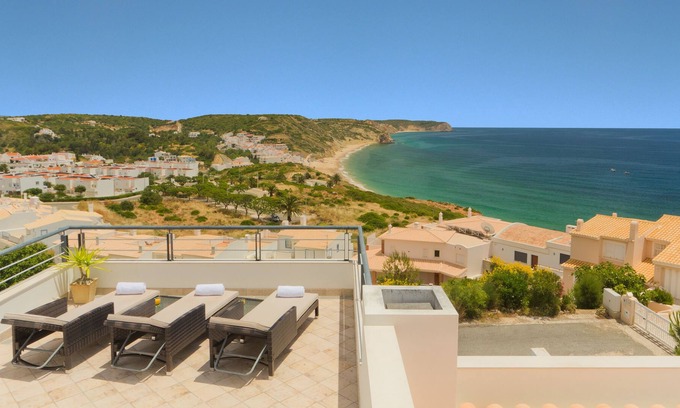 Salema Villa | SIMPLY SALEMA - LUXURY OCEANFRONT VILLA - INFINITY POOL - AIR CON - ROOF TERRACE