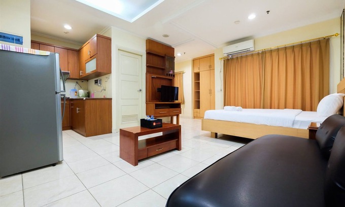 Kelapa Gading Barat Apartment | Spacious Studio Room at City Home Apartment with Pool