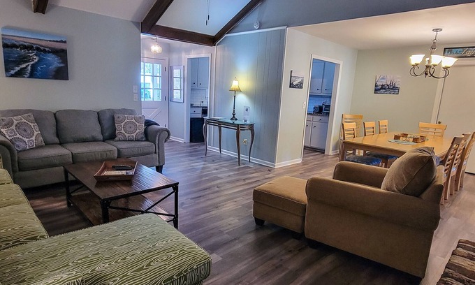 Mount Pleasant House | Bright & Inviting 4BR Retreat Near Downtown Charleston!
