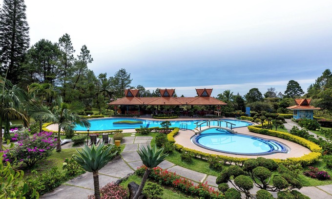 Berastagi Hotel | Relax at Sinabung Hills Berastagi with Pool & Dining Options
