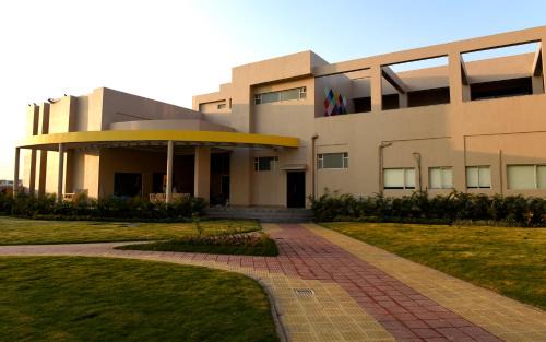 Bardhaman Hotel | Discover Sinclairs Burdwan: Poolside Fun & Family-Friendly Stays