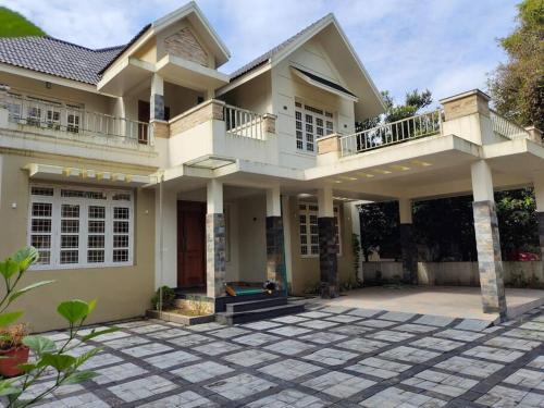 Kalady House | Guest Rated Holiday Home: Family-Friendly Sindhooram Escape