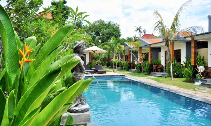 Sampalan Resort | Beautiful Singabu Bungalows: Oceanfront with Pool & Dining