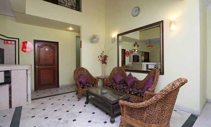 DLF Phase 3 Hotel | Singh Suites: Comfortable Stay with Hot Tub & Breakfast