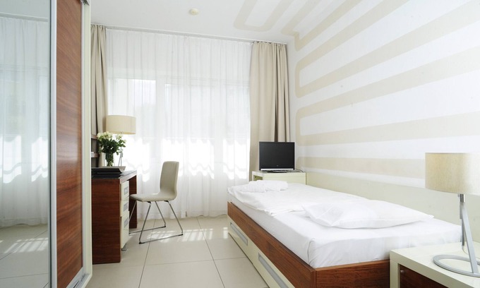 Oberursel Apartment | Cozy Single Apartment in Oberursel with Kitchen & Breakfast