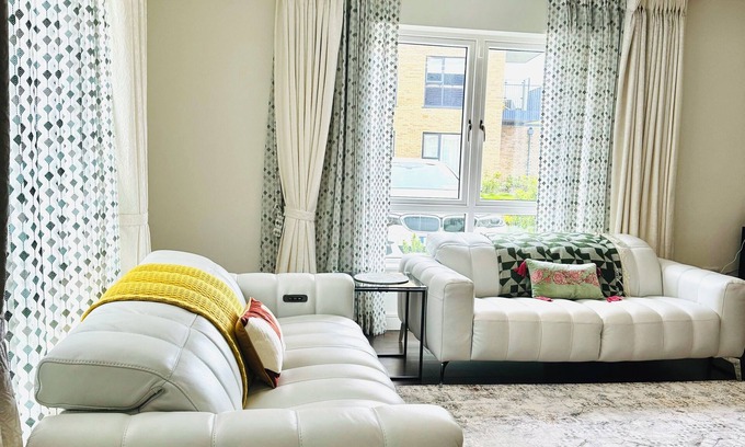 Kilcoole House | Cozy Single Bed Retreat with Breakfast & Child-Friendly Space