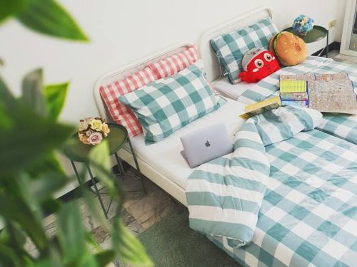 Din Daeng Apartment | Cozy Single Beds with Private Bath & Balcony by Pillows & Purrs