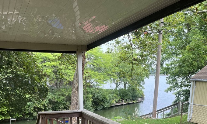 Belleville House | Family Retreat with Free Wi-Fi & Kitchen Amenities
