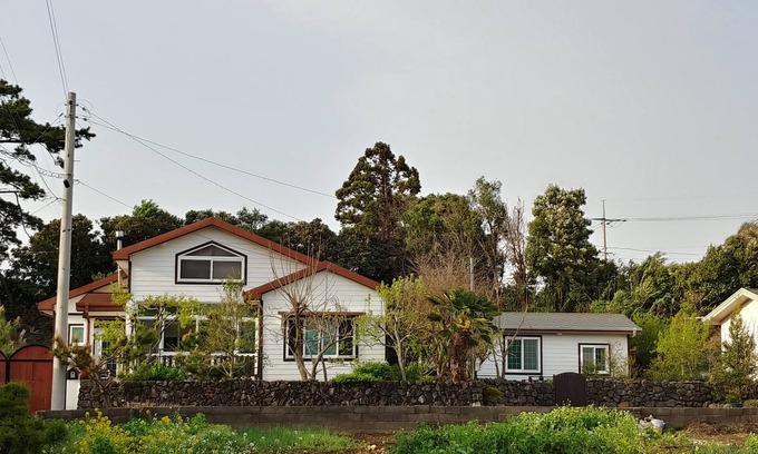 Bomok-dong House | Ideal Group Retreat in a Single-Family House