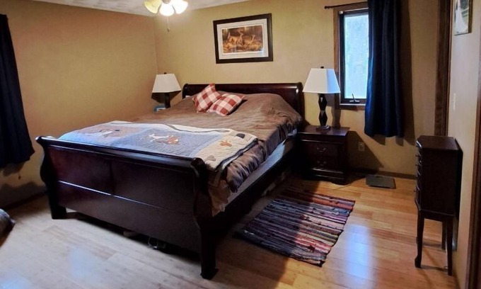 Larsen House | Family-Friendly House with Pool and Park Nearby
