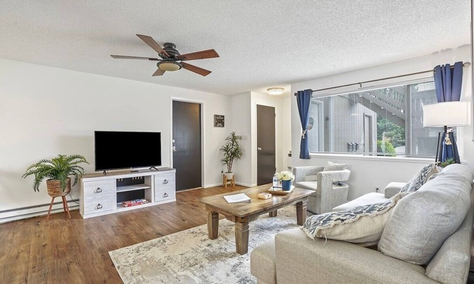 Maple Grove - Franklin Apartment | Prime Location Single Level Homestay with Family Amenities