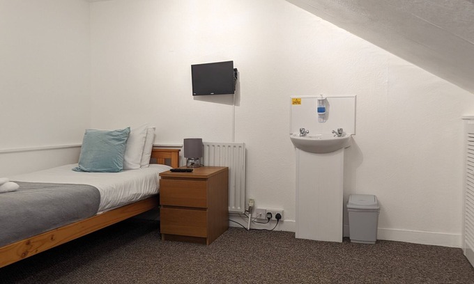 Dover House | Cozy Single Loft Room for a Relaxing Getaway