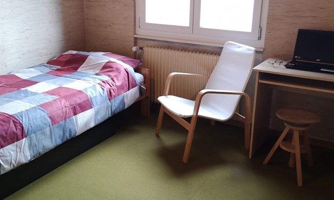 Le Paquier Apartment | Cozy Single Room in Gruyeres with Breakfast & Kitchen Access