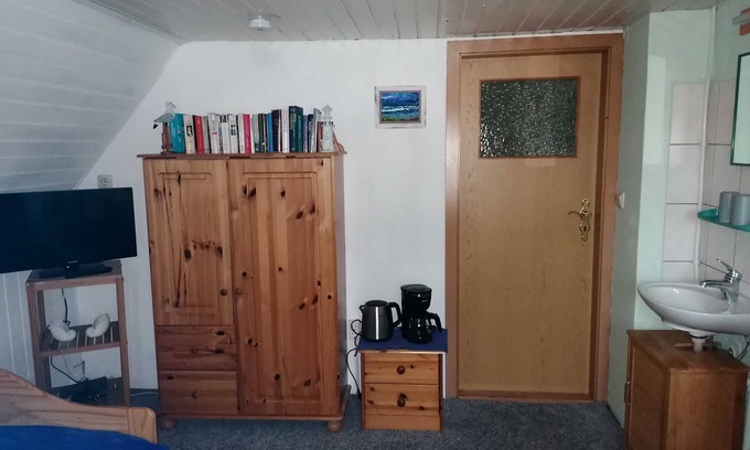 Hiddensee House | Cozy Single Room at Holiday Home Karl Heinz Striesow