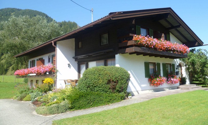Bayrischzell Cottage | Budget-Friendly Single Room at Gästehaus Akelei - 10/10 Rating