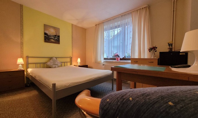 Franken Siedlung Apartment | Inviting Single Room at Room Letting Lange with Ocean View