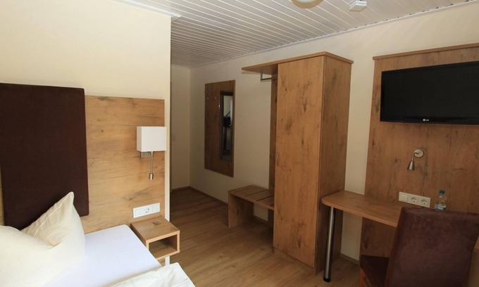 Wasserliesch House | Comfortable Standard Room with Shower at Waldhotel Albachmühle