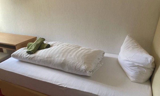 Hundsbach House | Cozy Single Room with Kitchen & Breakfast Included