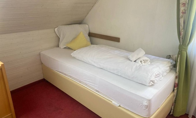 Hundsbach House | Cozy Single Room with Kitchen Access in Hundsbach