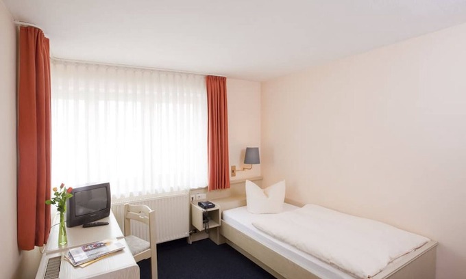 Gemarkung Tailfingen Apartment | Cozy Single Room with Shower & Pet-Friendly Amenities