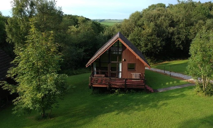 Brazzacott Ski Chalet | Cozy A-Frame Lodge with Kitchen and Breakfast Included