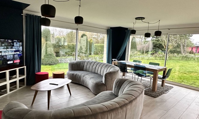 Les Attaques Apartment | Bright Single Storey Apartment with Free Parking & Breakfast
