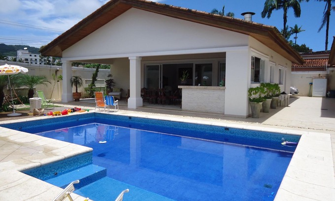Jardim Virginia House | Ideal Oceanfront Escape: Comfort and Leisure in Guarujá