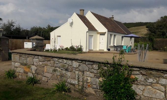 Les Pieux Cottage | Gite Les Pieux: Family Retreat with Spa & Breakfast