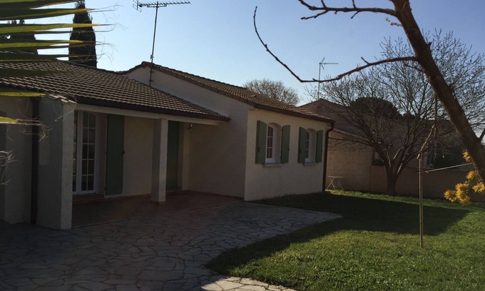 Vergeze House | Single storey house with enclosed garden