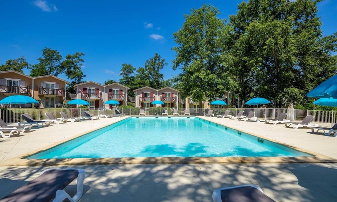 Barbaste Apartment | Ideal Terrace Apartment in Golf Residence with Pool & Pets