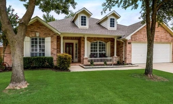 Flower Mound House | Convenient Stay Near DFW: Pet-Friendly with Spa & Breakfast