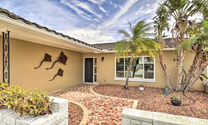 Flor-a-mar House | Pet-Friendly Oceanfront Home with Hot Tub Retreat