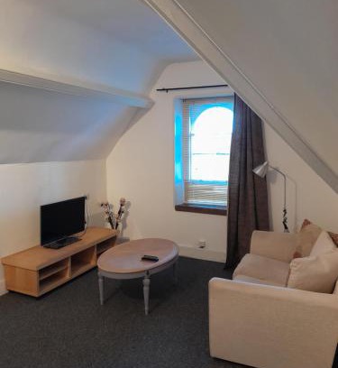 Sketty House | Affordable Singleton Short Stay Loft R10 for Families