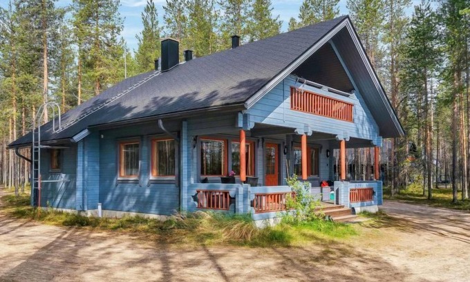 Kuusamo House | Serene Lake View Retreat: Sininen hetki by Interhome