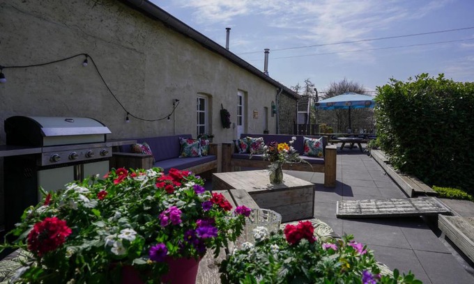 Sint-Pieters-Voeren House | Relax at SintPieter17: Family-Friendly with Hot Tub & Dining