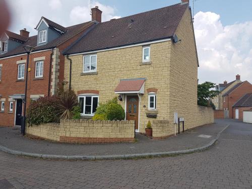Swindon House | Comfortable Stay at Siobhan's Abode with Child-Friendly Amenities