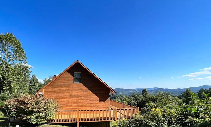 Grassy Creek Cabin | Budget-Friendly Retreat with Panoramic Views & Fireplace