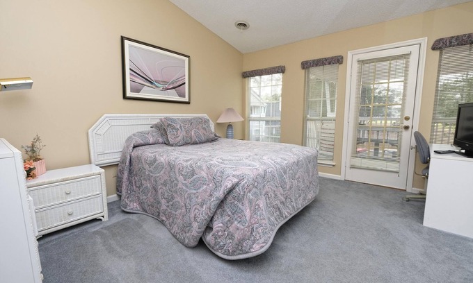 Pawleys Island Villa | Relax and Stargaze at Emerald Green 2BR Retreat