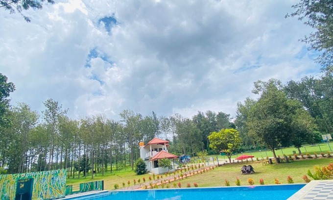 Kushalnagar Resort | Experience Relaxation at Sipayi Resort with Pool & Dining