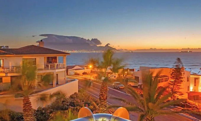 Bloubergstrand House | Elegant Sir David Baird 22: Poolside Family Getaway
