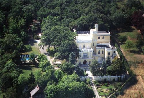 Balatonszepezd Ski Chalet | Enchanting Sir David Balaton Castle B&B with Ocean Views