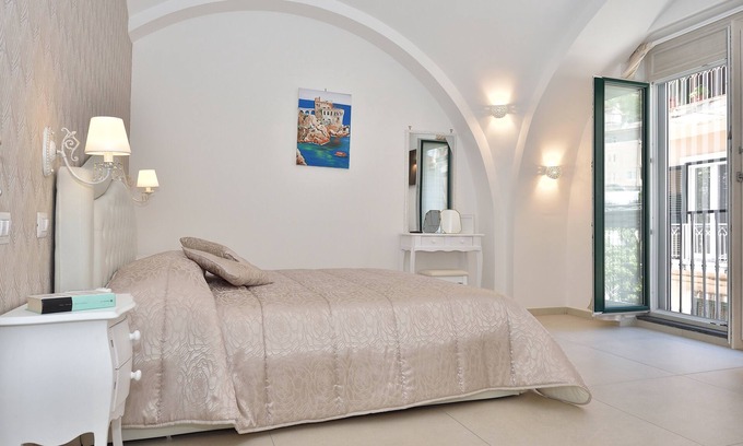 Minori House | Oceanfront Sirena Apartment with Spa and Kitchen Amenities