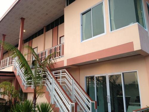 Khanom Apartment | Welcoming Siriburi Resort: Family-Friendly Retreat Awaits