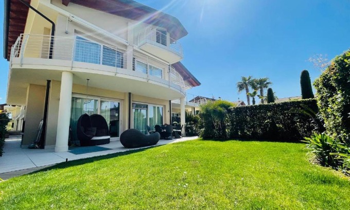 Colombare Apartment | Elegant Sirmione Appartement Residenz Cesare with Pool & Ocean View